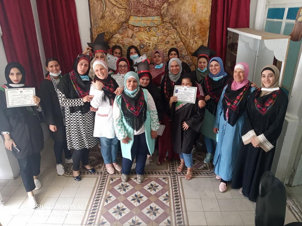 نابلس: مركز تأهيل الفتيات يحتفل بتخريج طالبات تصميم الأزياء والتصوير والتجميل (صور)