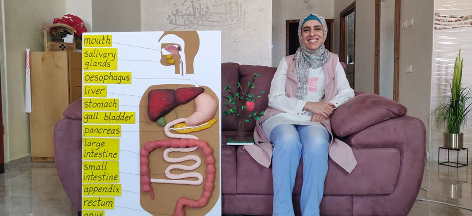 مهندسة الكمبيوتر ميس أبو حجلة تحلق من فضاء بيتها للعالم عبر وسائل تعليمية مميزة