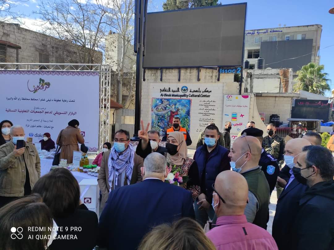 طاقم شؤون المرأة يفتتح بازار “فرفحينا” النسوي