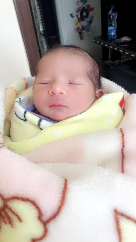 ولادة مُستعجلة .. حين أنقذت ممرضةٌ أم وطفلتها داخل سيارة “ضيّقة”!