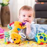 كيف تتصرفين عندما يستلقي طفلك على أرض المتجـر لأنه يريد لعبة معينة ؟