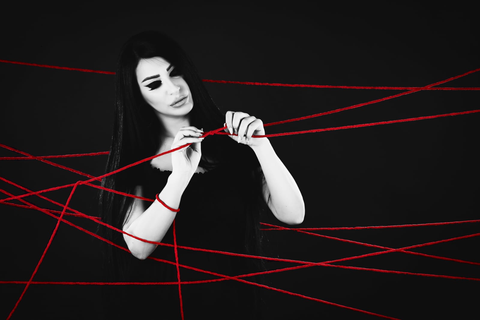 مشاهدات أعمالها تجاوزت الملايين.. الفنانة إلهام روحانا تستعد لتتويج ميني ألبومها بخيط مقطوع