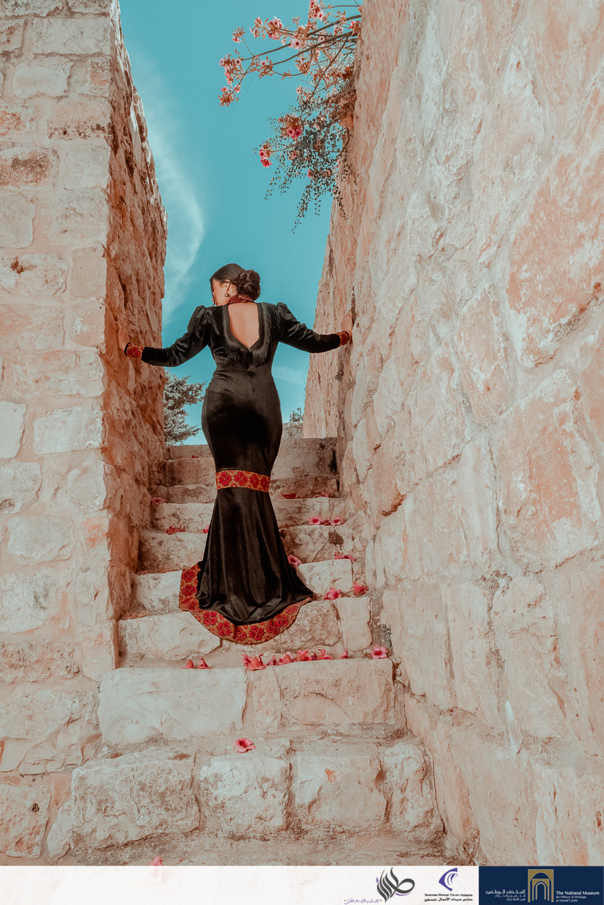 “مجموعة البداية” مجموعة تَعبر فيها المصممة هناء فلنه طريق جديد نحو تصميمات فخمة وفاخرة.