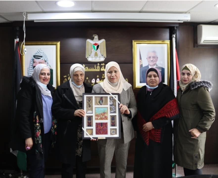 وزيرة المرأة تكرم جمعية نساء بيتا التنموية