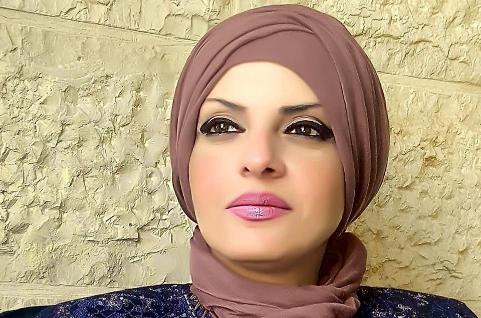 نداء يونس تكسر المألوف في ديوانيها “ليس إلا” و”إمرأة عمياء تقود الحافلة”  