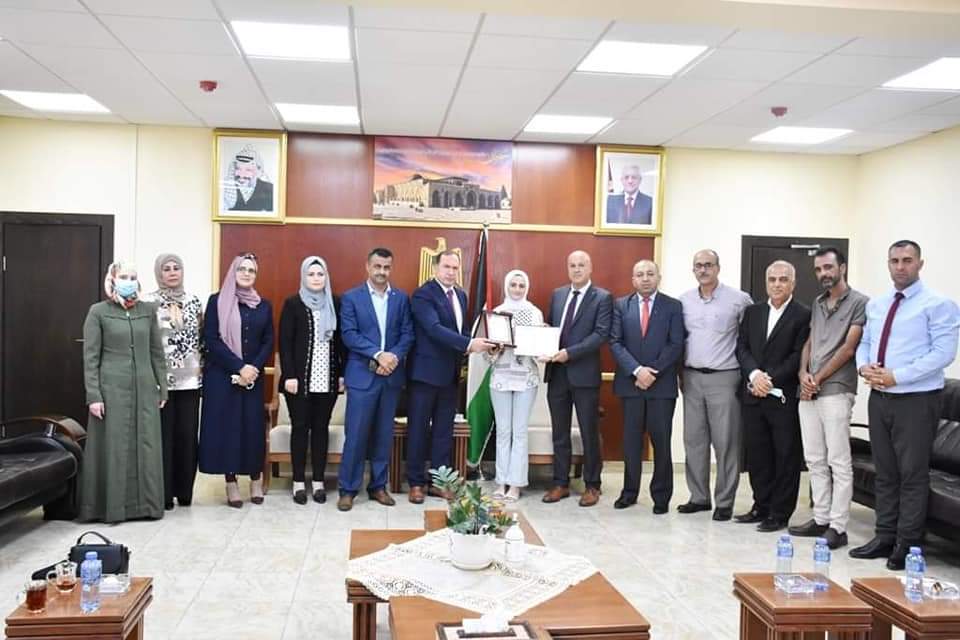 محافظ سلفيت يكرّم بطلة مسابقة تحدي القراءة