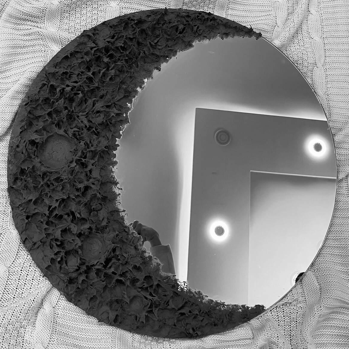 مرآة القمر … من الخيال إلى الحقيقة