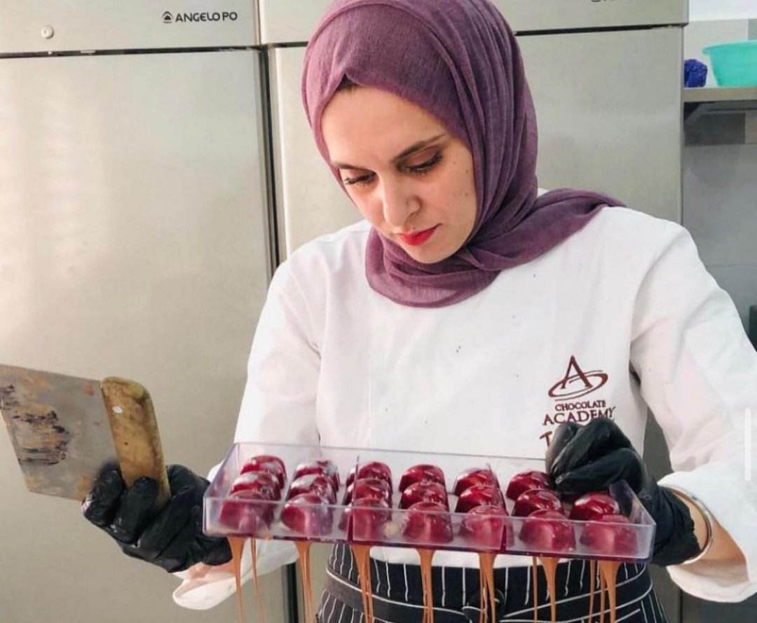 شغف الريادية هنادي عدوان يقودها للإبداع في صناعة الشوكولاتة والمخبوزات