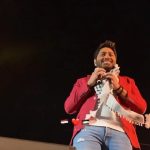 فيلم تاج في صالات السينما الأردنية والفلسطينية: تقنياتٌ عالية وذكاء عاطفي مشترك بين تامر حسني وكريس افانز