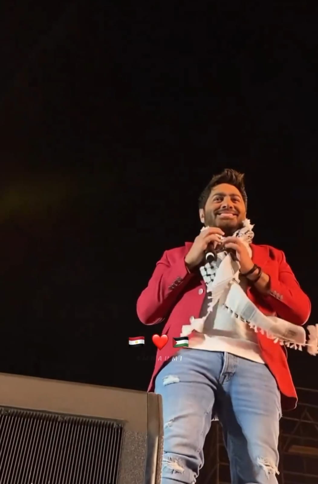 الفنان تامر حسني يحيي حفلا فنيا بالاردن متوشحا الكوفية الفلسطينية