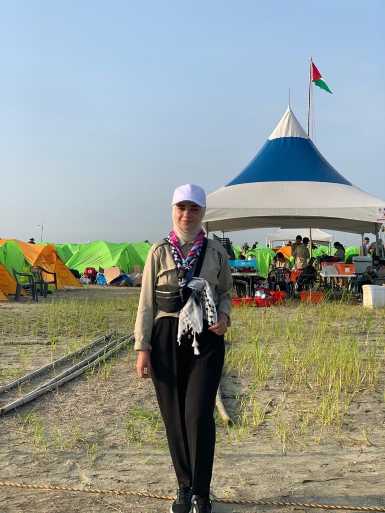 الطالبة وسن السيد قائدة مرشدات فلسطين في المخيم الكشفي العالمي (Jamboree)