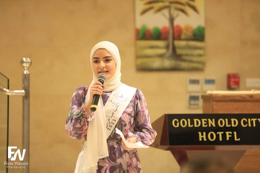 ملاك الحنبلي طالبة جامعية تسخر قناتها عبر اليوتيوب لتعليم طلبة التوجيهي في غزة