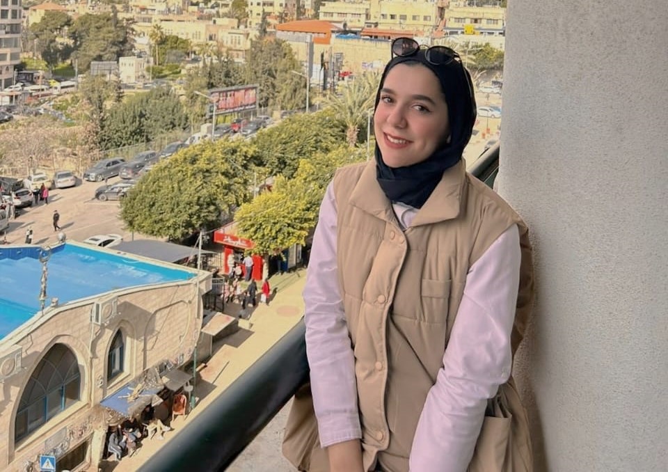 أسيل يحيى خروشة: من دراسة القانون إلى التألق في عالم التصميم الجرافيكي