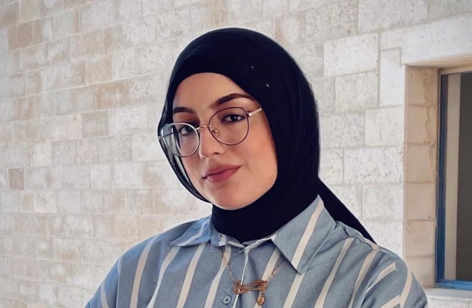 أمل عبده تشق طريقها في تخصص التصميم الجرافيكي