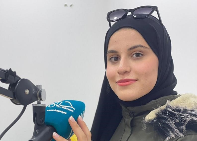 سجود الجيوسي صحافية على عتبات التخرج توثق جمال بلدتها بعدستها