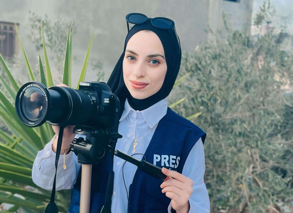 الطالبة سجى كنعان بداية حافلة للتخصص في مجال الإذاعة والتلفزيون