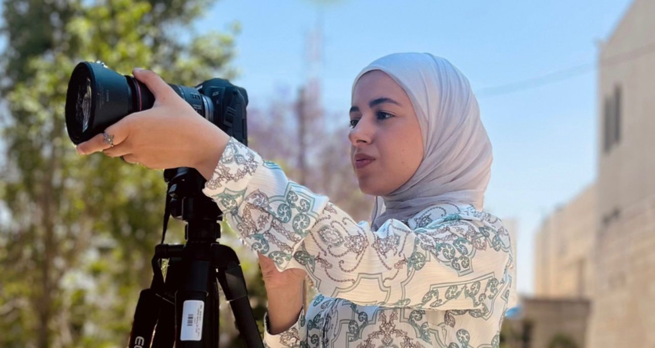 الطالبة علياء مصري إعلامية صاعدة لا حدود لطموحها