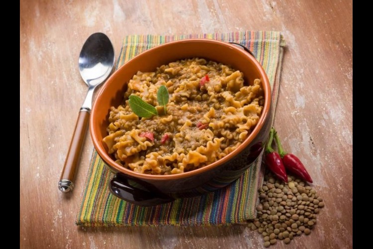 فتة العدس البني: دفء الشتاء في طبق! 🍲❄️