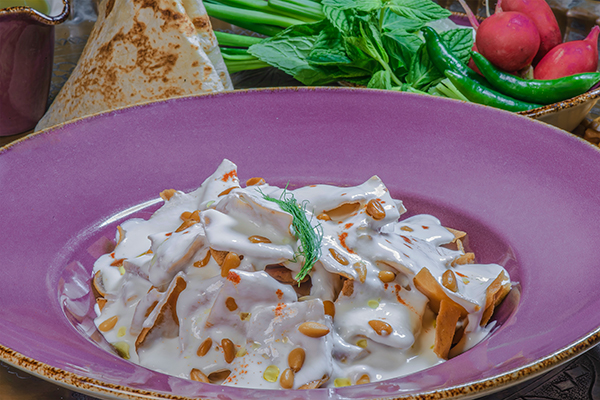 فتة اللبن: مزيج الطراوة والنكهة الشرقية الأصيلة! 🥣✨