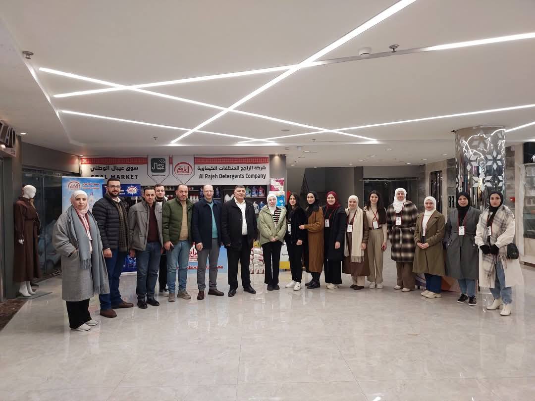 محافظ نابلس خلال زيارته سوق عيبال: مبادرة ممتازة وندعم الأنشطة الهادفة